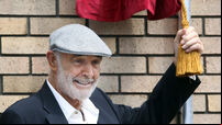 Bond star unveils plaque