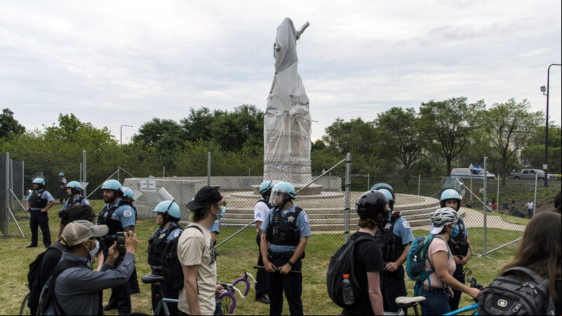 Chicago removes statue of Christopher Columbus from Grant Park Chicago removes statue of Christopher Columbus from Grant Park