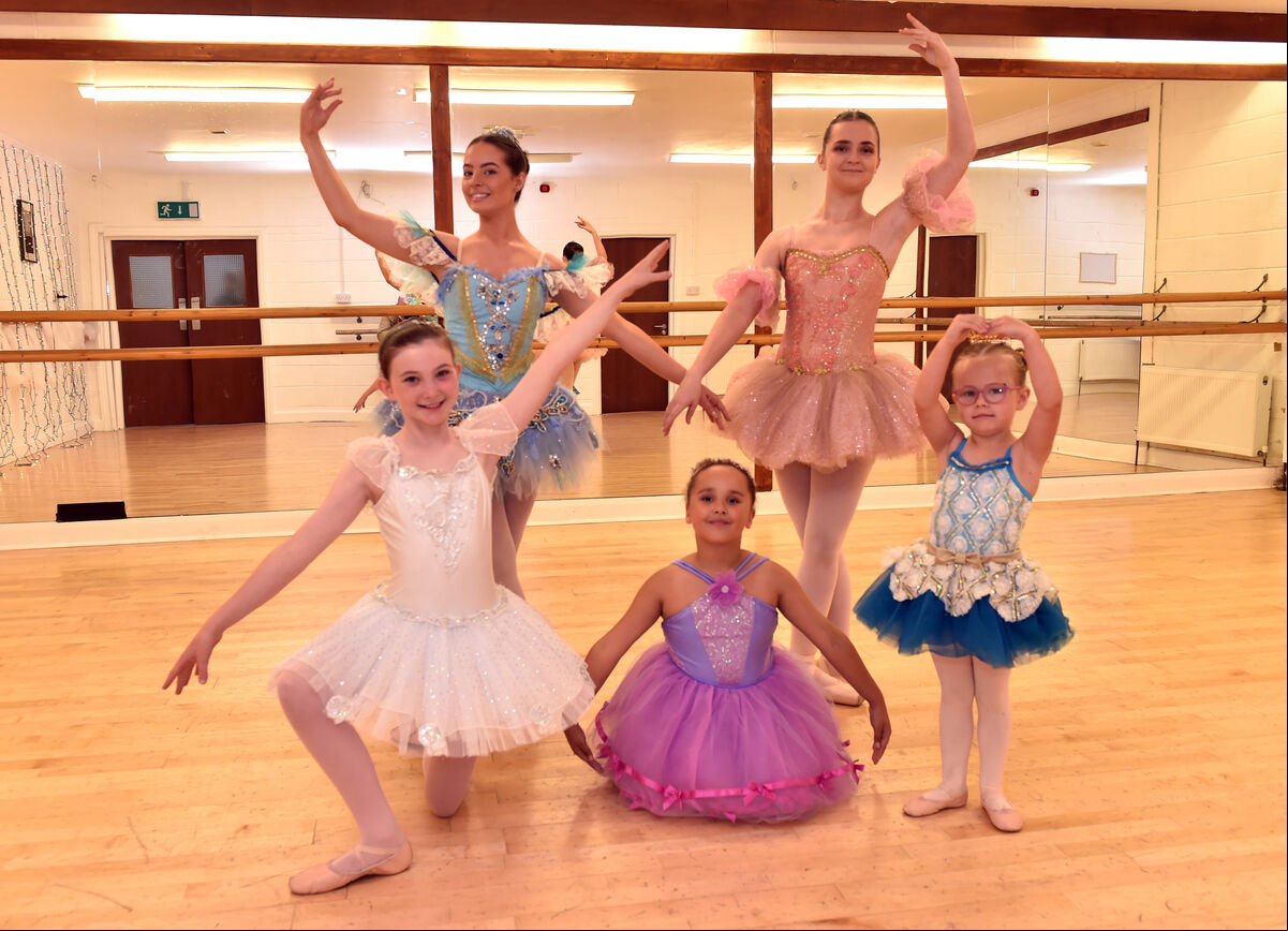 Kaci Long, Lily O'Connor, Ruth Ni Chaoimh, Maedhbh Hayes and Lucy O'Callaghan from the Joan Denise Moriarty school of Dance, Cork hoping for the lifting of restrictions and to get back dancing.Picture: Eddie O'Hare Kaci Long, Lily O'Connor, Ruth Ni Chaoimh, Maedhbh Hayes and Lucy O'Callaghan from the Joan Denise Moriarty school of Dance, Cork hoping for the lifting of restrictions and to get back dancing.Picture: Eddie O'Hare