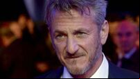 Sean Penn gives one of his Oscars to Ukrainian president Volodymyr Zelensky