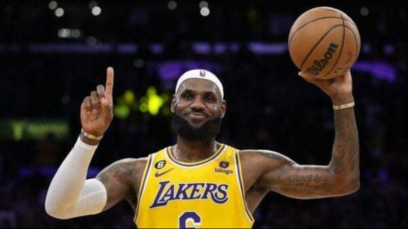 LeBron James snatches NBA career scoring record from Kareem Abdul-Jabbar LeBron James snatches NBA career scoring record from Kareem Abdul-Jabbar