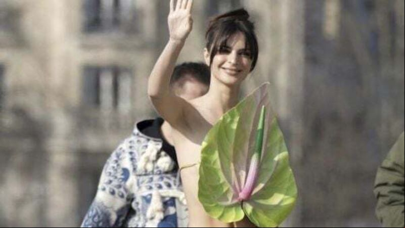 Emily Ratajkowski wears plant as a top at Paris Fashion Week Emily Ratajkowski wears plant as a top at Paris Fashion Week