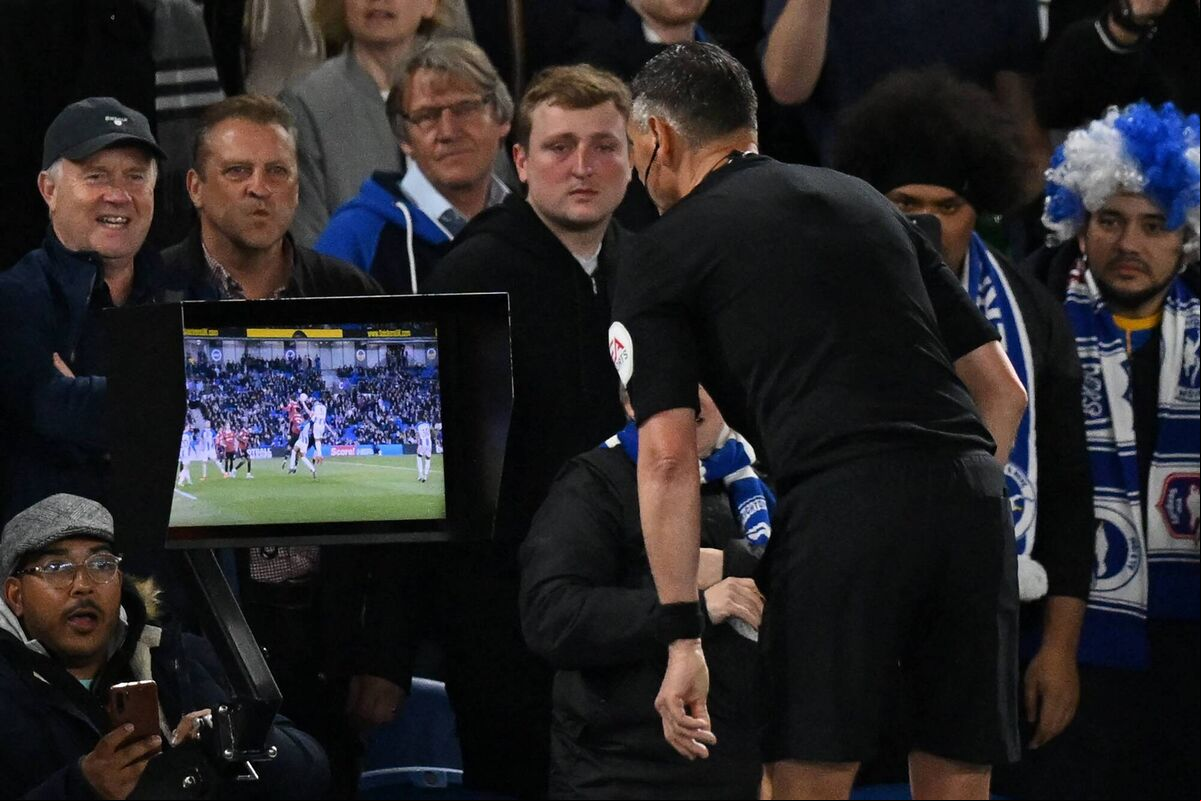 Referee Andre Marriner consults the pitch-side monitor after the VAR advised him to check for a penalty for handball, subsequently given to Brighton during the English Premier League football match against Manchester United. Picture: by Glyn KIRK / AFP. Referee Andre Marriner consults the pitch-side monitor after the VAR advised him to check for a penalty for handball, subsequently given to Brighton during the English Premier League football match against Manchester United. Picture: by Glyn KIRK / AFP.