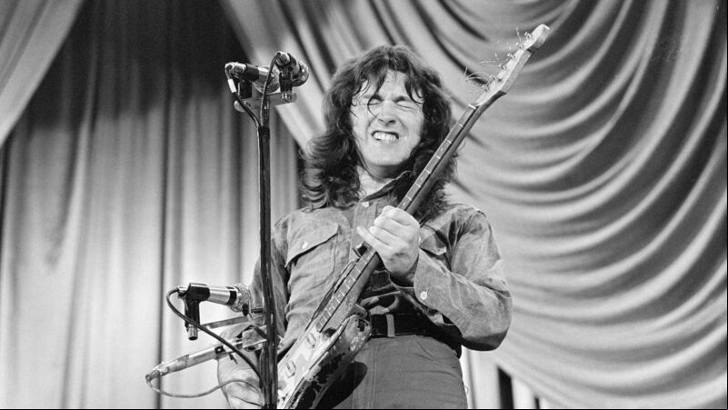 Gardaí probe theft of treasured guitar from Cork recording studio Gardaí probe theft of treasured guitar from Cork recording studio