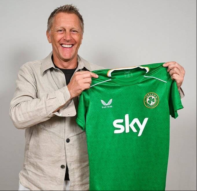 Heimir Hallgrímsson with the Irish shirt. Picture via FAI