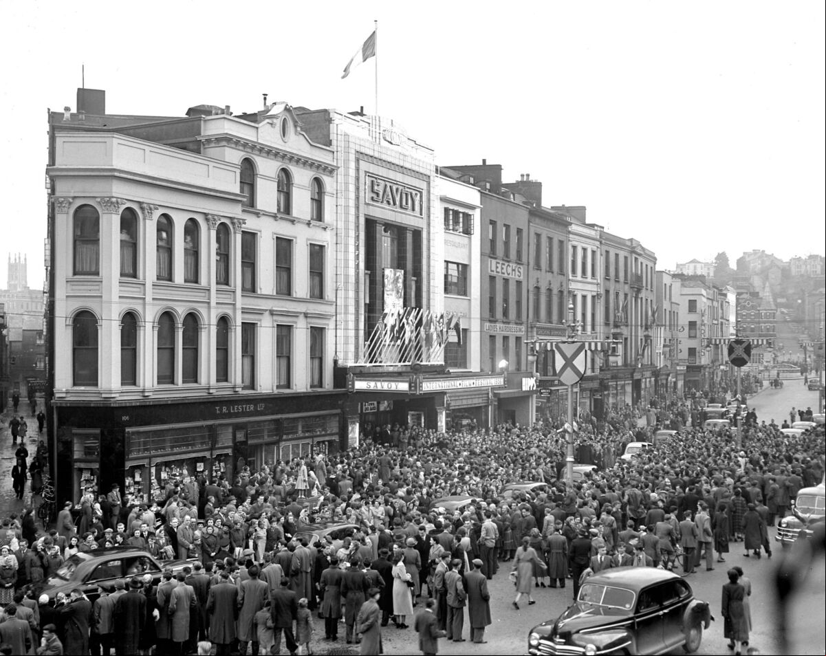Crowds gather outside the Savoy Cinema Cork for the start of the Cork Film Festival . 21st May 1956 Crowds gather outside the Savoy Cinema Cork for the start of the Cork Film Festival . 21st May 1956
