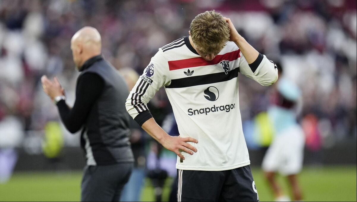 Manchester United's Rasmus Hojlund (right) stands dejected as Manchester United manager Erik ten Hag (left) applauds the fans after the Premier League match against West Ham at the London Stadium. Picture: Nick Potts/PA Wire. Manchester United's Rasmus Hojlund (right) stands dejected as Manchester United manager Erik ten Hag (left) applauds the fans after the Premier League match against West Ham at the London Stadium. Picture: Nick Potts/PA Wire.
