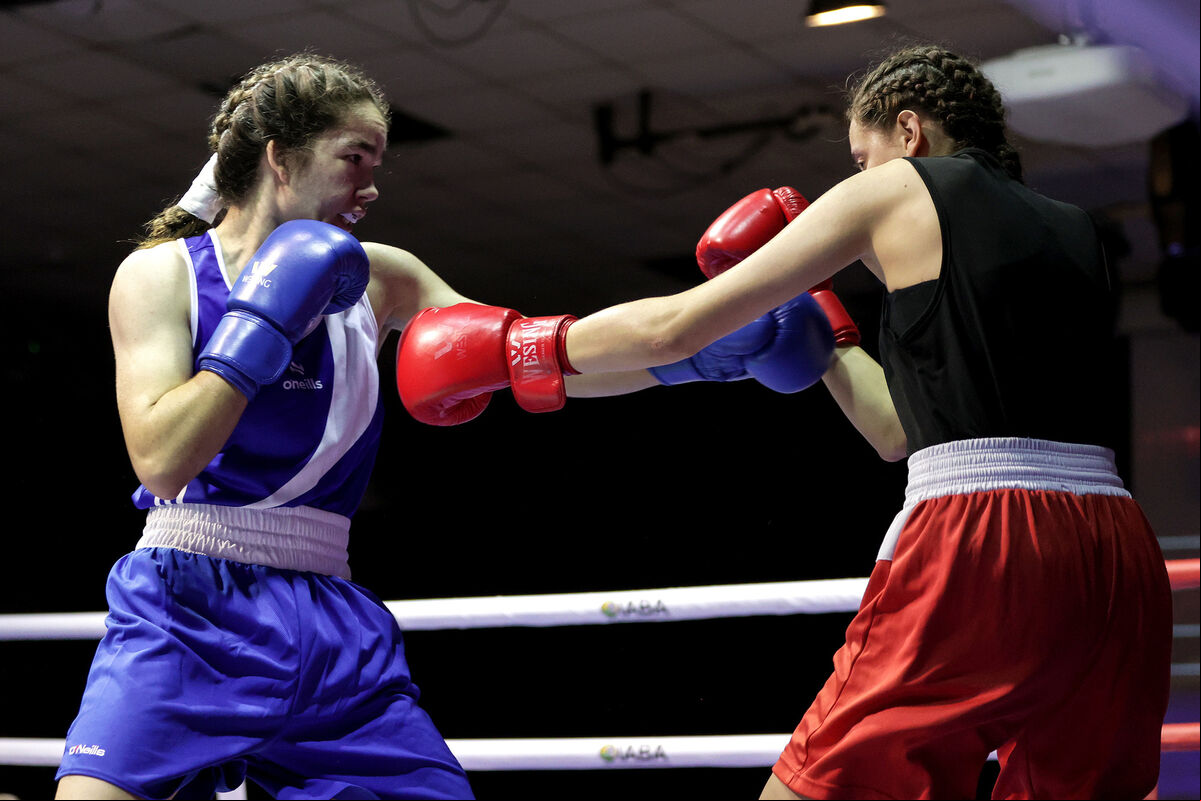 Zoe McCaughran battles Linda Desmond. Picture: INPHO/Laszlo Geczo Zoe McCaughran battles Linda Desmond. Picture: INPHO/Laszlo Geczo