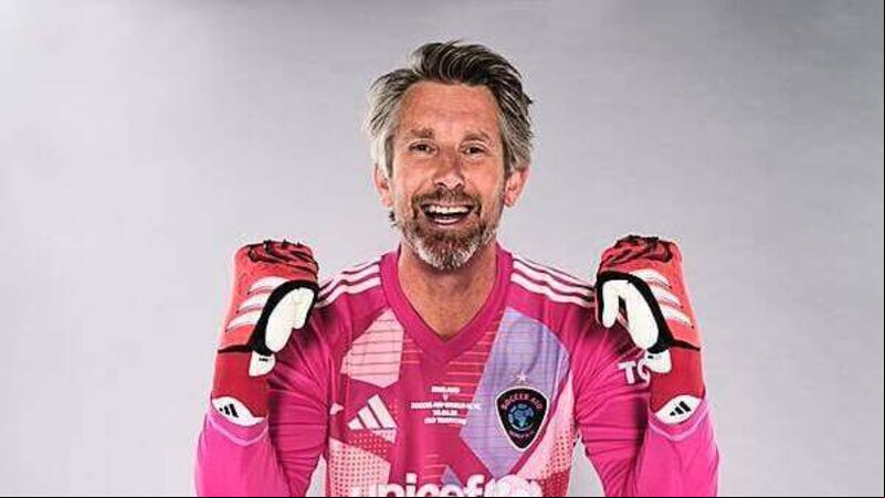 Edwin van der Sar hopes lightning can strike twice for Manchester United Edwin van der Sar hopes lightning can strike twice for Manchester United