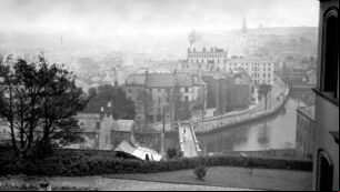 <p class="contextmenu internal_Caption">Bachelor’s Quay and Grenville Place, with the Mercy Hospital in the background, in Cork city, pictured from Wyse’s Hill in 1932</p>
